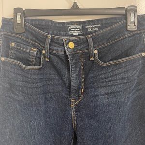 Fits below the waist. No flaws or spots.